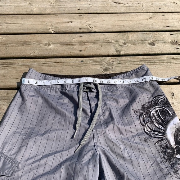 Mossimo Supply Co. Men’s Grey Pinstripe Board Shorts With Skull Graphic Size 36 - Picture 2 of 8